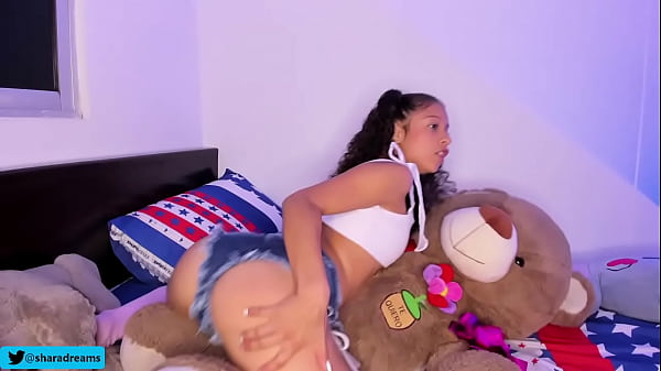 moviendo mi gran culo encima de mi osito teddy con jeans cortos